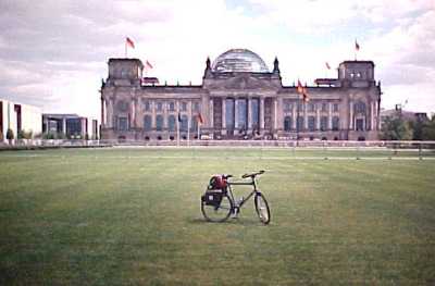 Vor dem Reichstag
